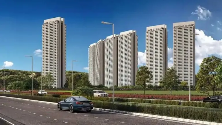 DLF The Icon towers beside the main road