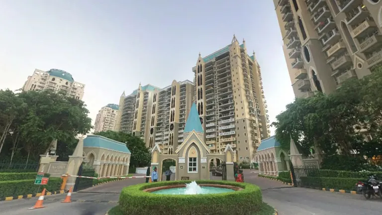 DLF Westend Heights entrance gate and fountain
