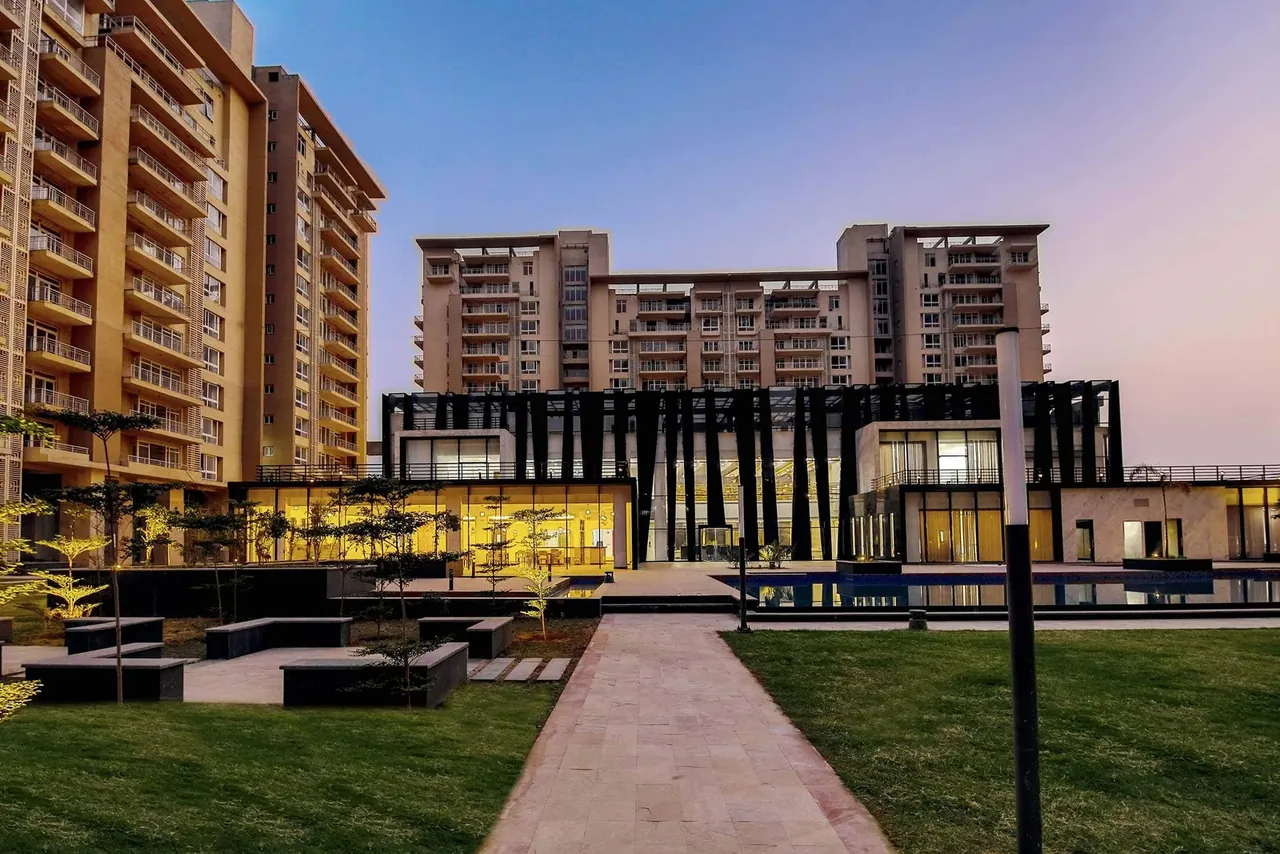 Indiabulls Enigma garden walkway to the clubhouse at dusk, photo