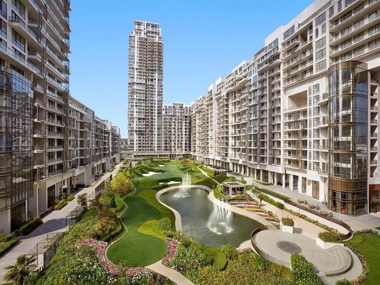 M3M Golfestate Fairway West towers around the golf greens and fountain pond