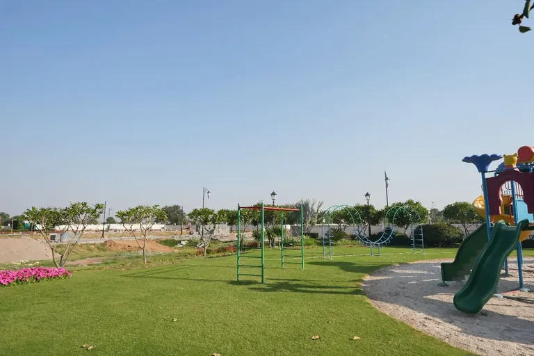 Meffier Golden Park green park with play equipment