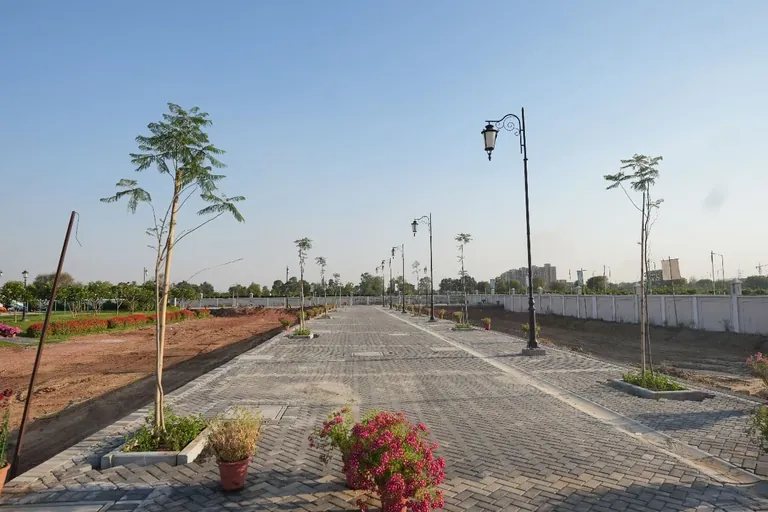 Meffier Golden Park paved internal road with lamp posts