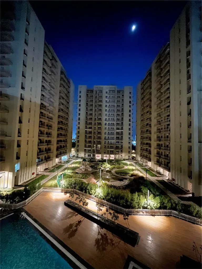 Silverglades The Melia courtyard and water feature at night