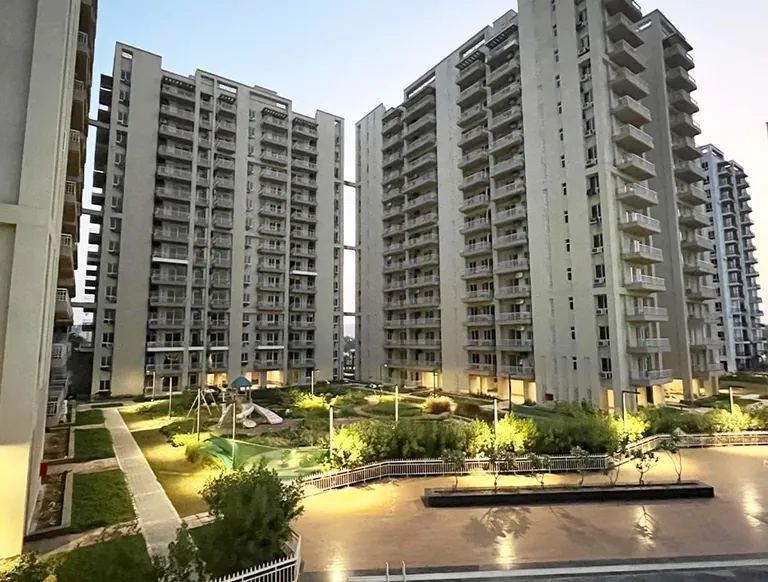 Silverglades The Melia landscaped courtyard between towers